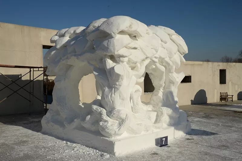 "冰雪缘·雕塑情"第四届中国长春大学生雪雕赛闭幕《自然母亲》摘得