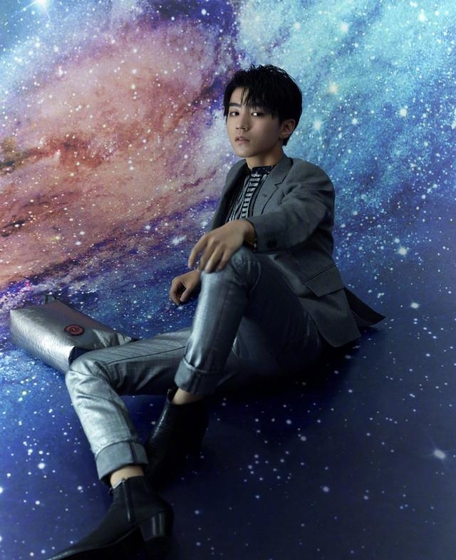 王俊凯变 未来战士 ,穿西装配粗跟短靴置身星空
