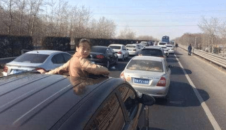 高速路堵车尿急, 女司机该怎么办? 这种方式简单直接粗暴
