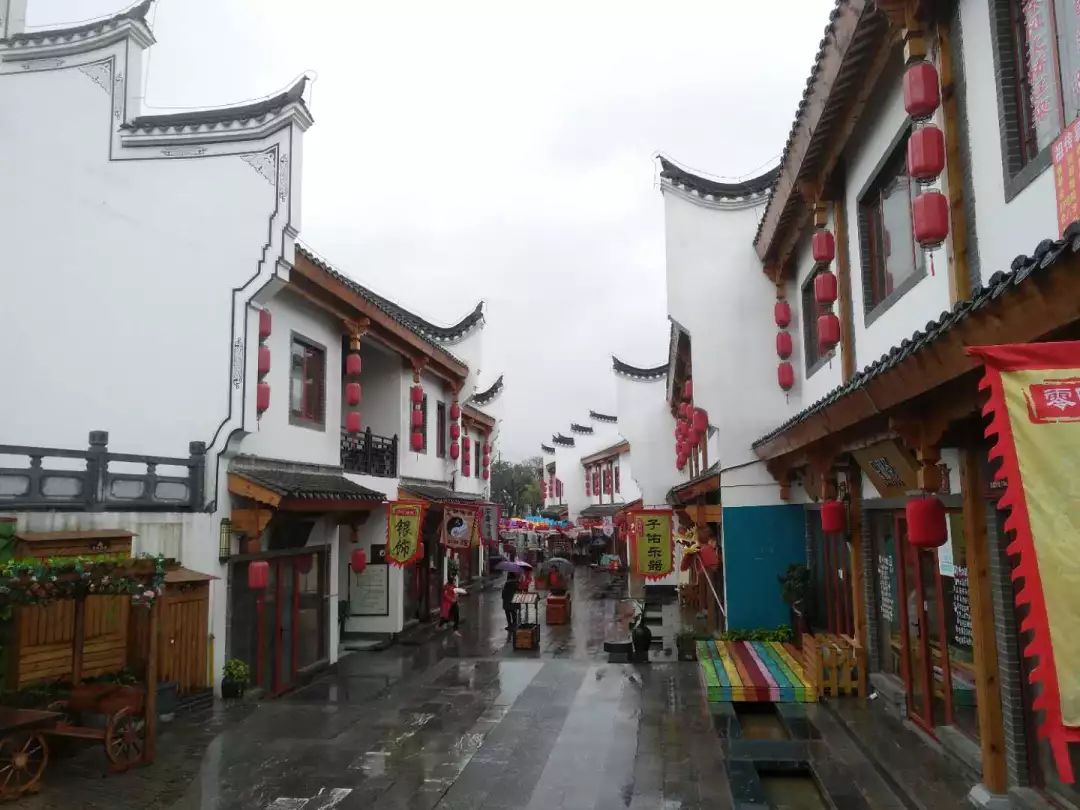 平地造古城，在湖南我们见到了一座贫困市的旅游求生欲 | 文旅地理