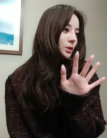 热巴最新直播自爆从小到大最自卑的颜值bug！竟然不是鼻子…