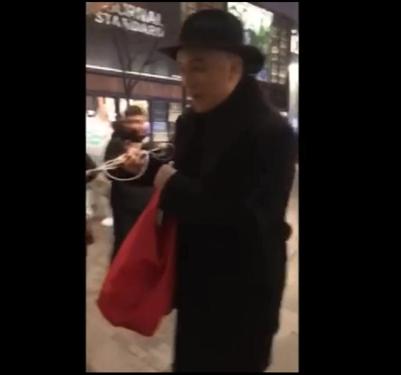 快男吉杰街头免费送专辑,路人动作惊呆全场