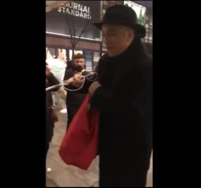 快男吉杰街头免费送专辑,路人动作惊呆全场