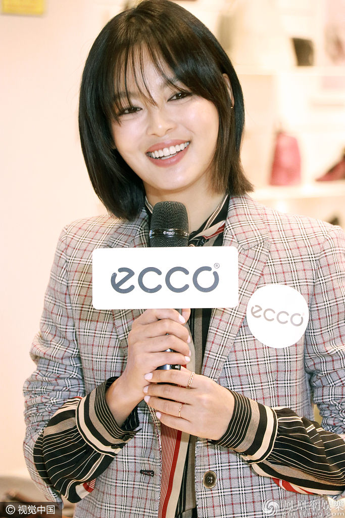 辛芷蕾格纹西装妩媚又攻气 豪气喝香槟一饮而尽炫酒量