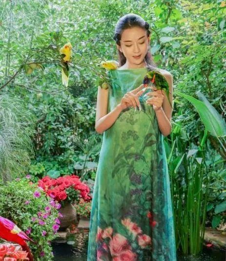 女星为了减肥有多拼?60岁的杨丽萍,只吃个苹果都算暴饮暴食!