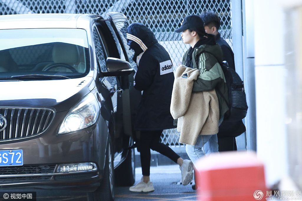 杨幂官宣离婚后首次现身机场 包裹严实不见真容只露美腿