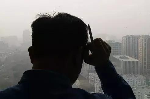 害怕身体触碰和当众表现?不要让社交恐惧症毁了你的前程和人生!