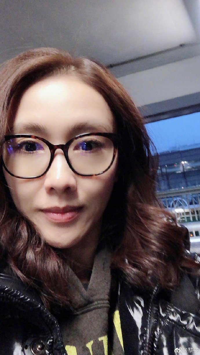 47岁黎姿晒素颜照，网友：发际线亮了