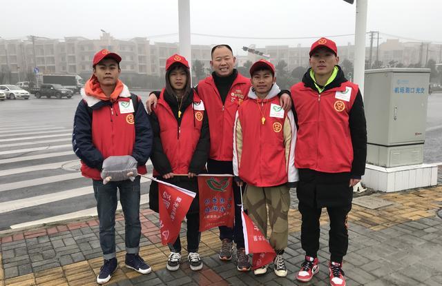 安顺经开区“橙丝带”创文志愿者，点亮城市文明留影不留痕