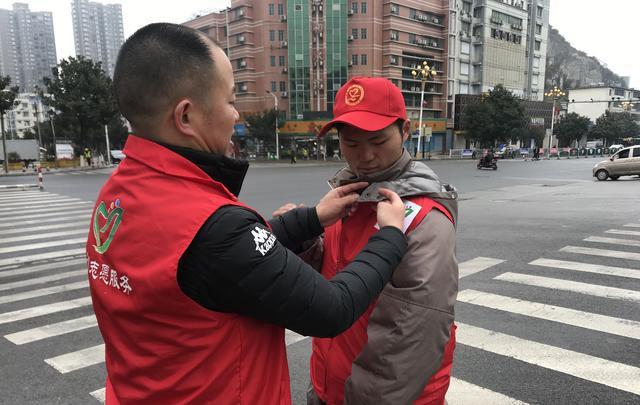 安顺经开区“橙丝带”创文志愿者，点亮城市文明留影不留痕