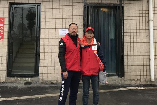 安顺经开区“橙丝带”创文志愿者，点亮城市文明留影不留痕