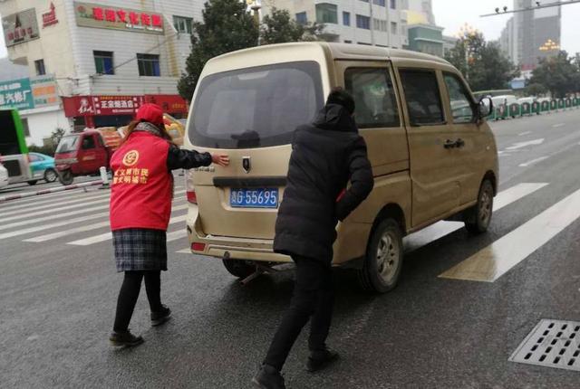 安顺经开区“橙丝带”创文志愿者，点亮城市文明留影不留痕