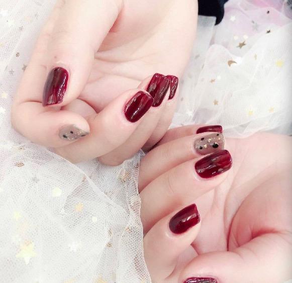 让闪耀的指尖点缀沉闷冬日——冬季美甲款式推荐