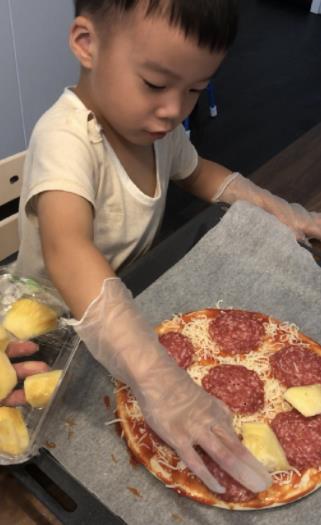 谢楠晒3岁大儿子独立做饭照片惊呆众人，网友：二胎的孩子早当家！