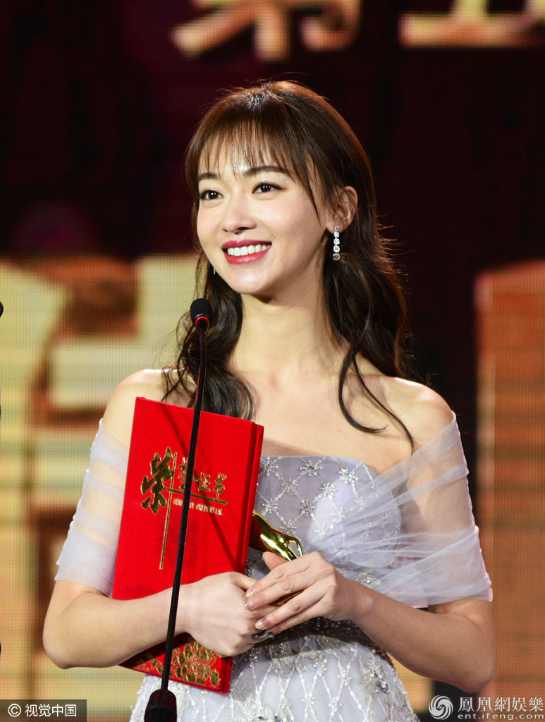 吴谨言获聂远绅士范理裙摆 典雅亮相斩获两奖心情佳