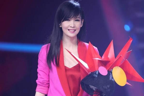 51岁周慧敏与老公倪震罕见同框秀恩爱，却被网友吐槽脸修得太奇怪！