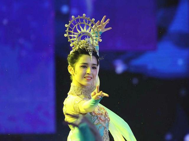 新疆女星哈妮克孜身穿华丽的舞蹈服装翩翩起舞,舞姿优美.