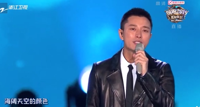 贾乃亮离婚风波后独自亮相新年晚会，获主持人鼓励：男儿当自强