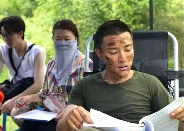 贾乃亮离婚风波后独自亮相新年晚会，获主持人鼓励：男儿当自强