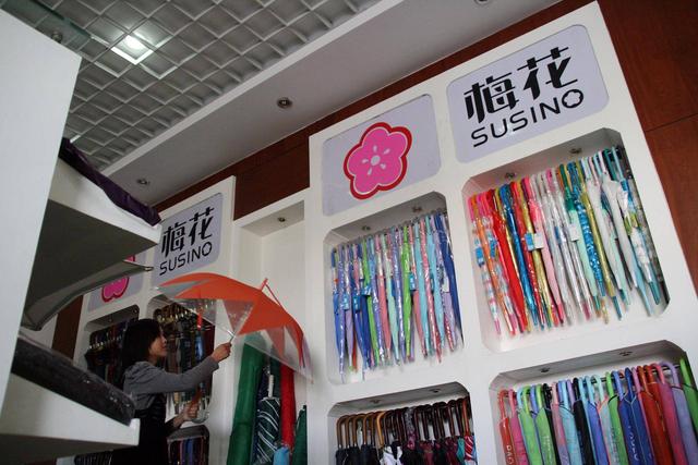 奇异上市公司：有人卖扑克身家23亿，有公司开夜店挣1亿