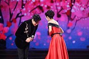 央视元旦晚会：米雪、张智霖对唱拥抱 张卫健霸气侧漏