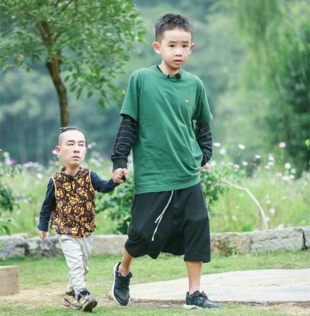 陈小春应采儿晒家人合照黑成碳，网友：“这是在非洲海滩吗”