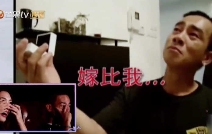 陈小春应采儿晒家人合照黑成碳，网友：“这是在非洲海滩吗”