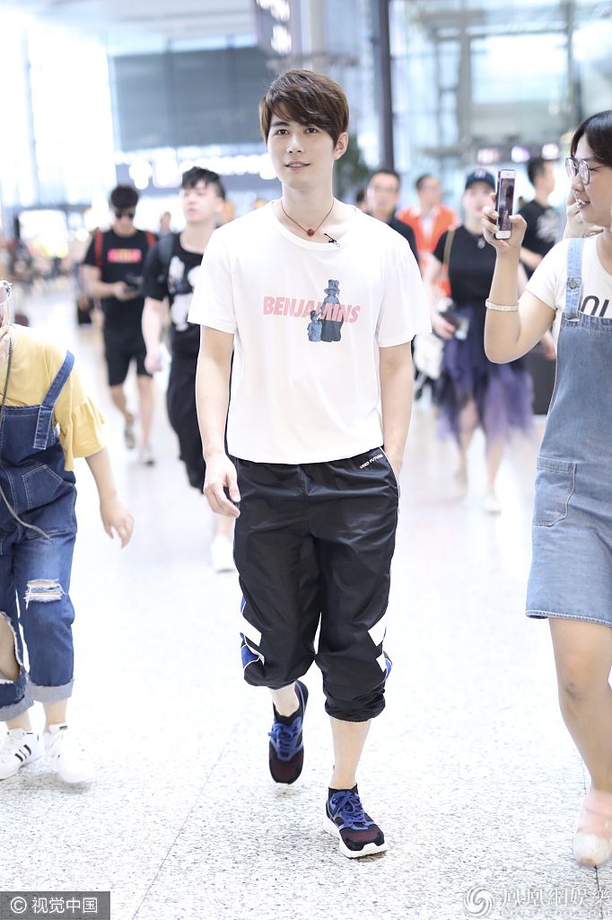 陈学冬穿白T清爽帅气校草范 机场自顾理发露暖笑萌态足