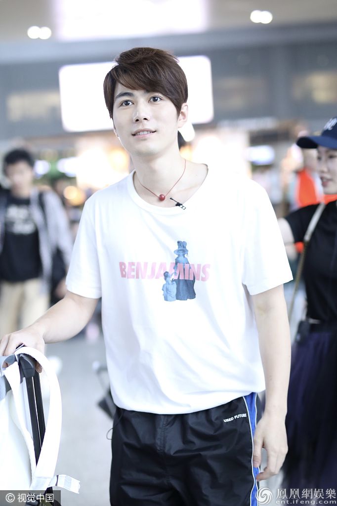 陈学冬穿白T清爽帅气校草范 机场自顾理发露暖笑萌态足