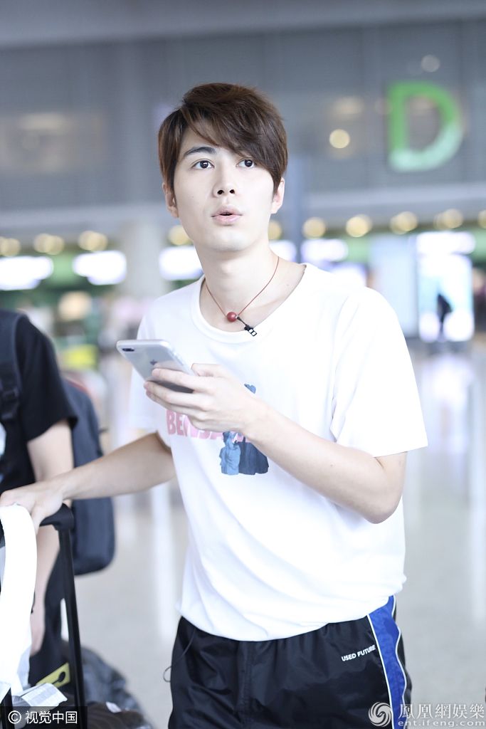 陈学冬穿白T清爽帅气校草范 机场自顾理发露暖笑萌态足