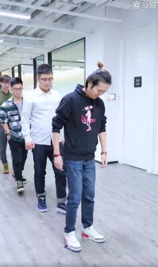 红米旗舰真机曝光,外观又是「水滴屏 + 渐变色」