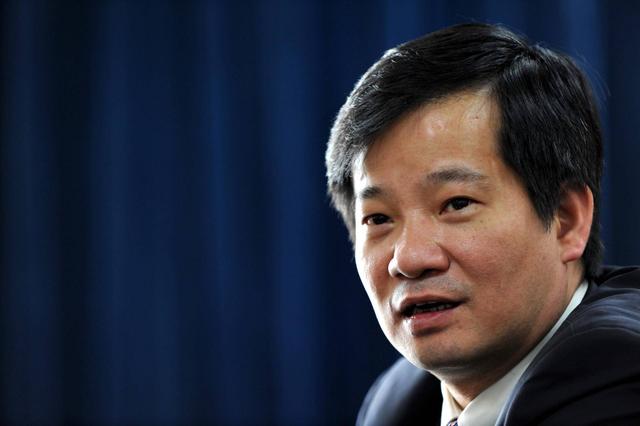 权健外的直销大佬：卖卫生巾发家陷26起丑闻，回家给全村分房