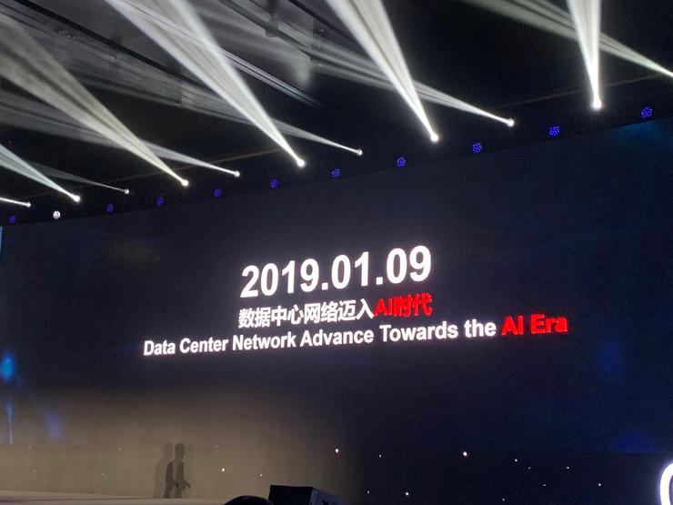 华为CloudEngine 16800首秀 如何推动数据中心网络从云迈入AI时代