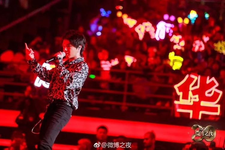 娜扎热巴首次同框，中间夹一个朱一龙，微博之夜的神颜组合来啦