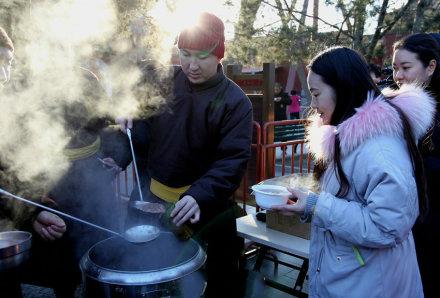 全国各大寺庙施粥，市民排队百米领取，有寺庙一天入账21万