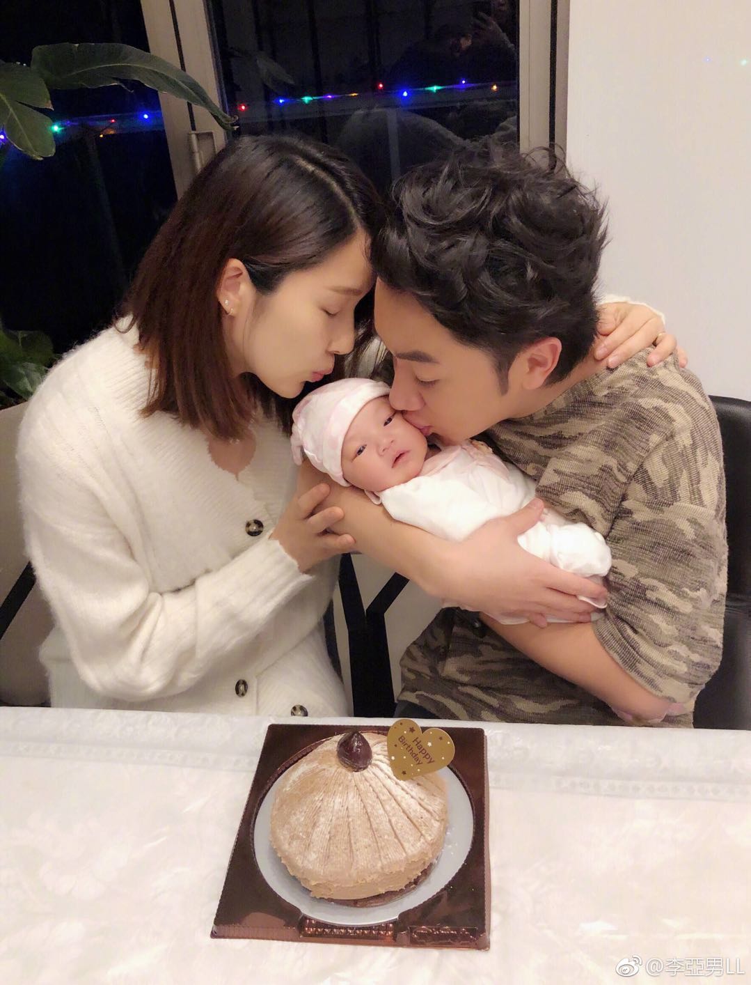 基因太强大！李亚男晒女儿大眼超萌正面照，像极了王祖蓝的妈妈！