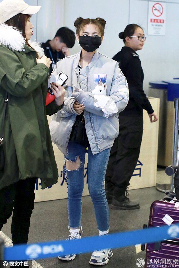 杨超越扎哪吒头帅气回眸 穿破洞裤露美腿披面包服似自带鼓风机
