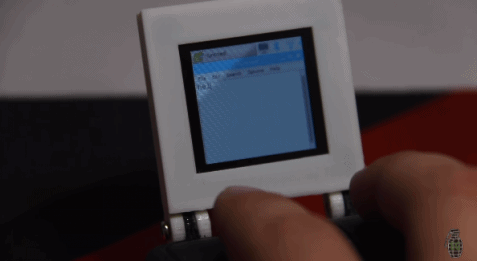 一哥们把鼠标改成了超微型笔记本电脑，竟然还能打游戏……