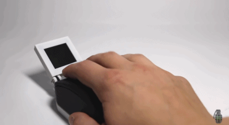 一哥们把鼠标改成了超微型笔记本电脑，竟然还能打游戏……