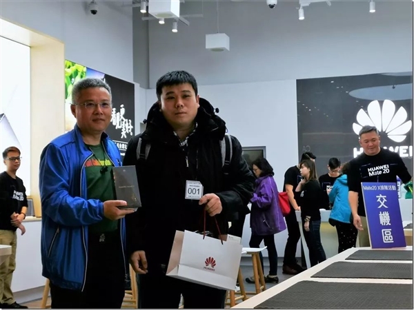 华为Mate 20 X登陆台湾市场：上千人排队抢购