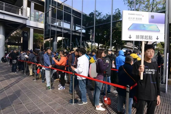 华为mate20x登陆台湾市场上千人排队抢购