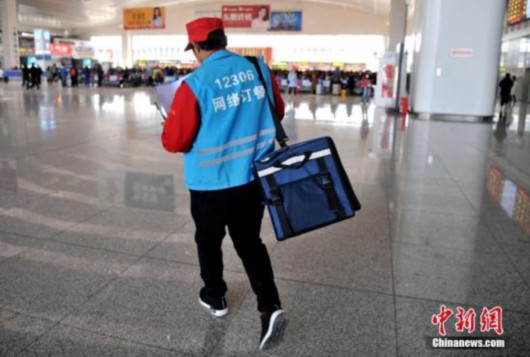 外卖小哥最强座右铭：“乾坤未定，你我皆是黑马”