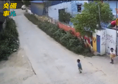 一组动图提醒你：羊肠小道危机四伏 进村小心三轮熊娃