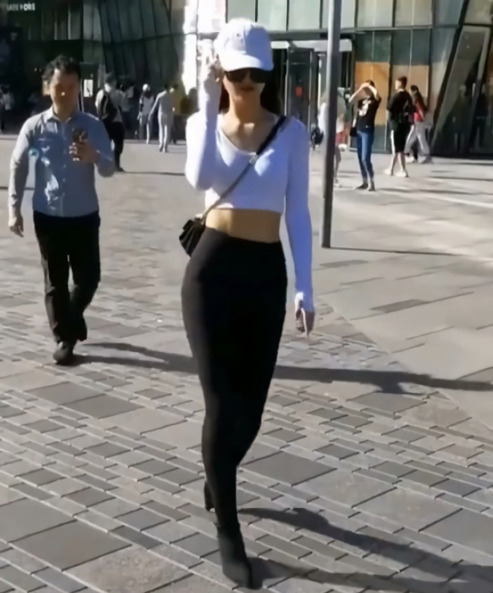 性感穿20cm的图片,秀出花生腰火了,连衣服也的霍思燕大哥美女图片