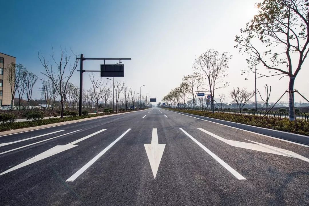 路线由南向北,施工标准采用一级公路技术标准兼顾城市道路设计, 项目