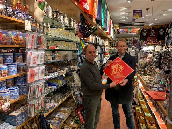 支付宝“不用带钱包”海外商圈已达100个：手机支付首次超现金