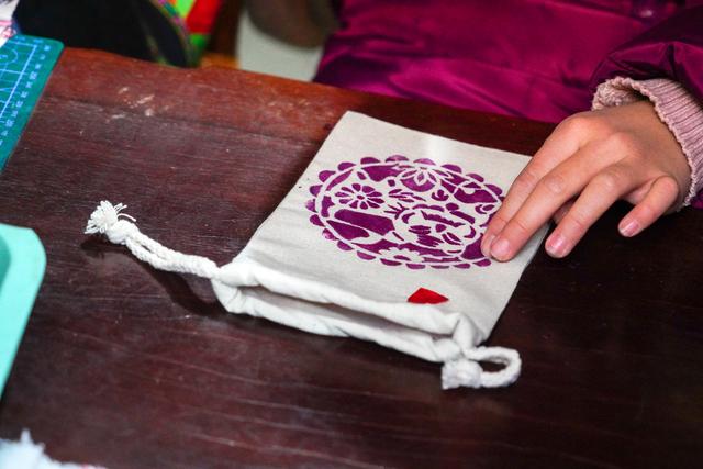 捶草印花、黑色剪纸、非遗陕州惊艳了女儿的寒假