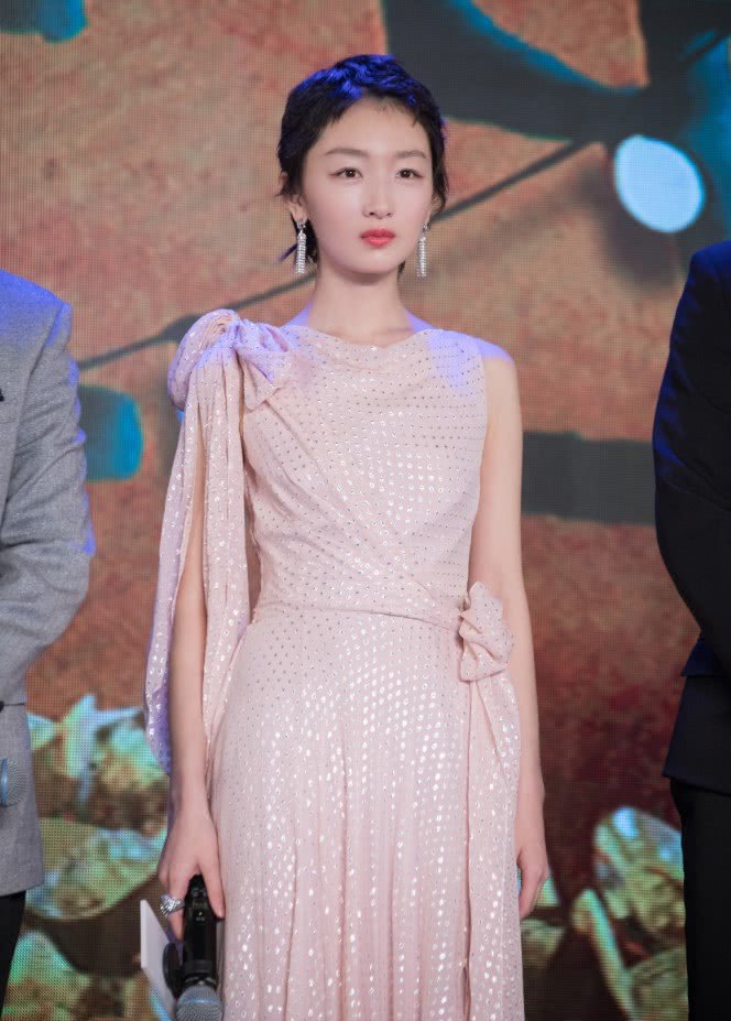 衣裙太老土怎么破?学周冬雨随手打个蝴蝶结,甜