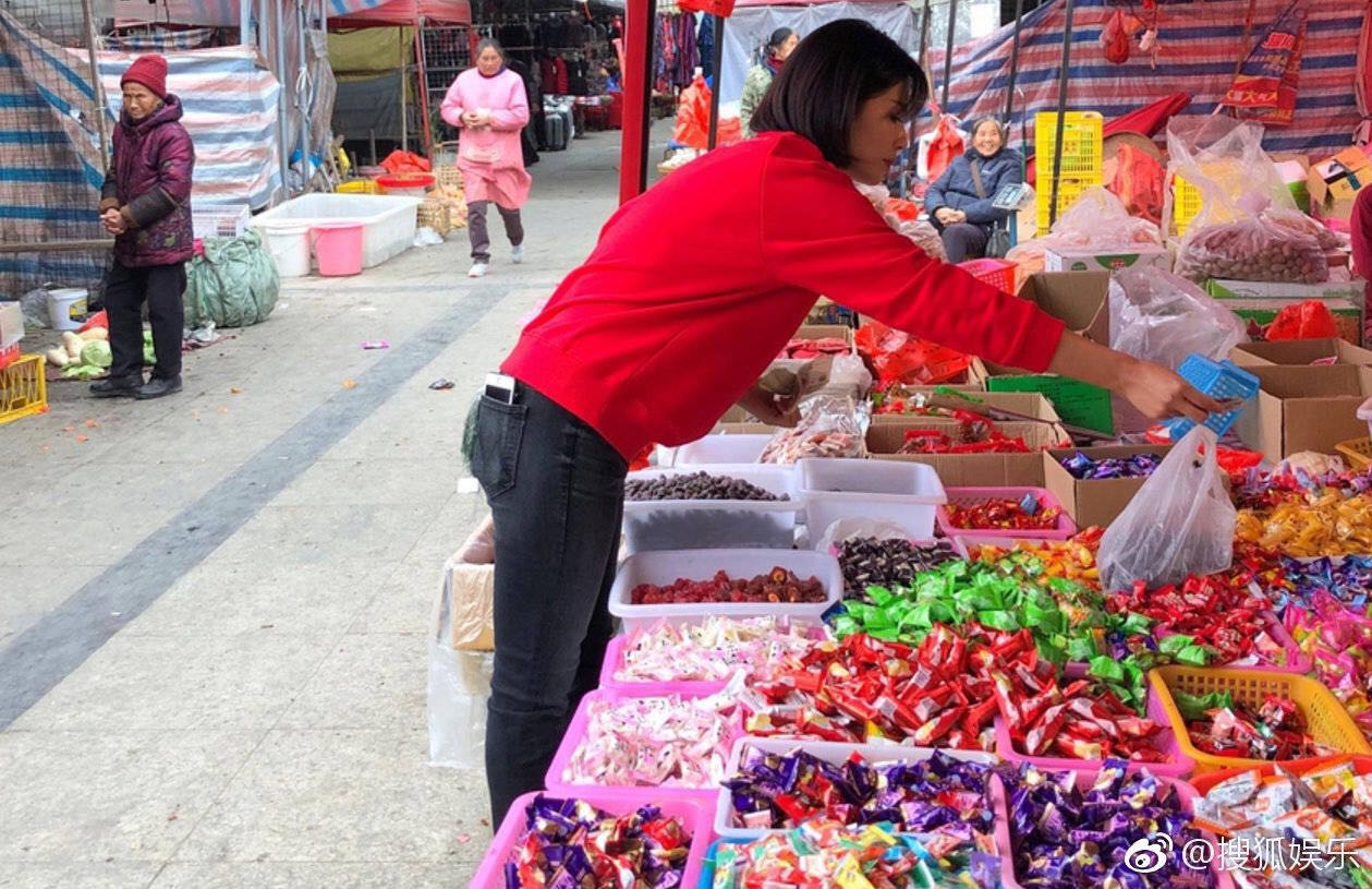 刘涛现身农贸市场，撸起袖子买年货，网友：真受不了她拿东西的方式