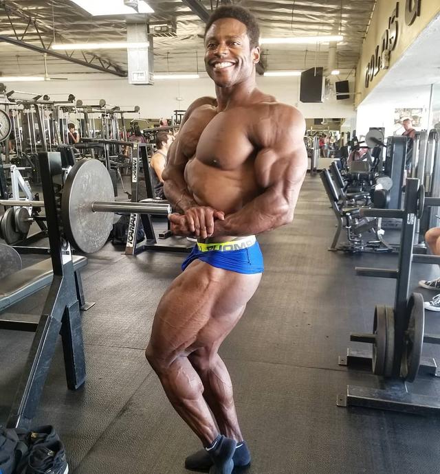 黑小子夺得古典健美冠军,赛场上大秀一字马!女友还是个白富美!